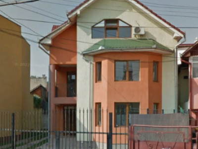 Casa individuala zona Centrala, teren generos, ideala pentru investitie